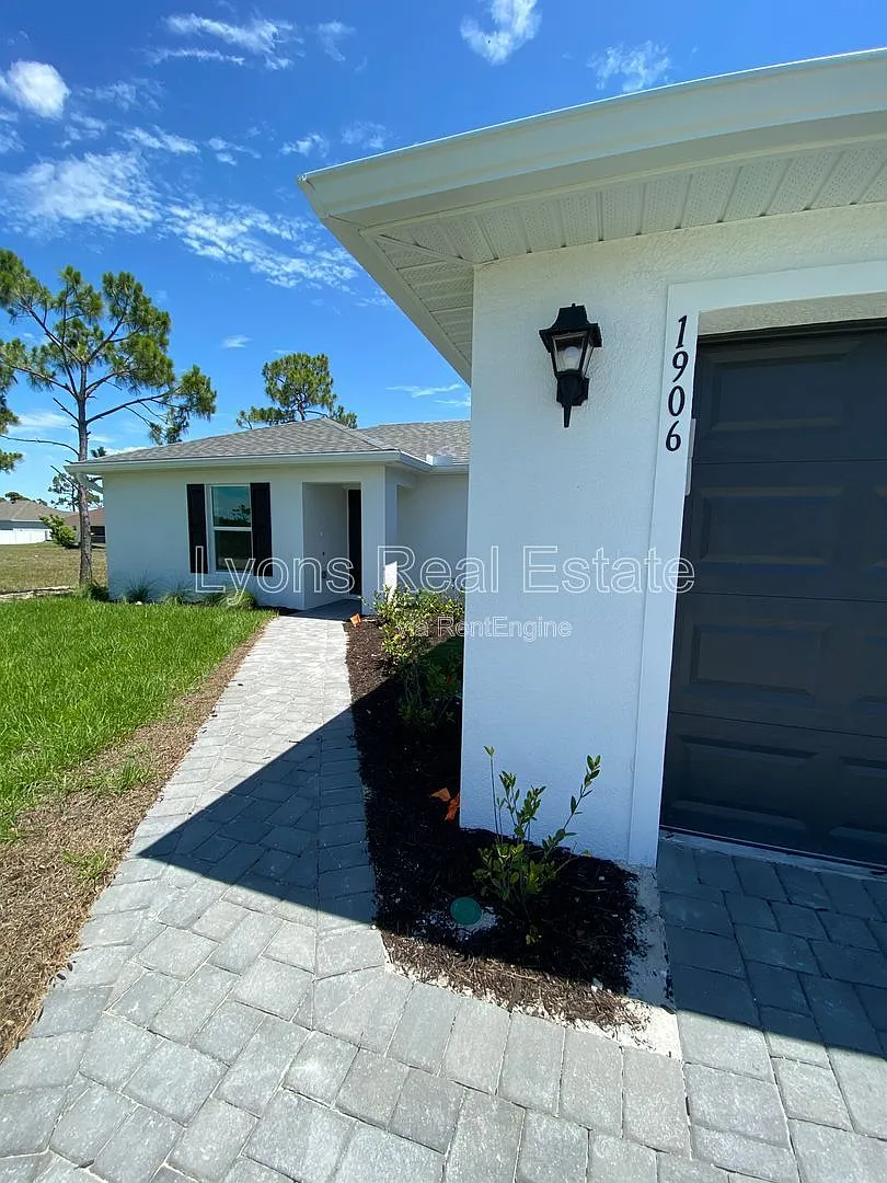 3 bed, 2.0 bath, 1782 sqft, $1,795 — Photo 2