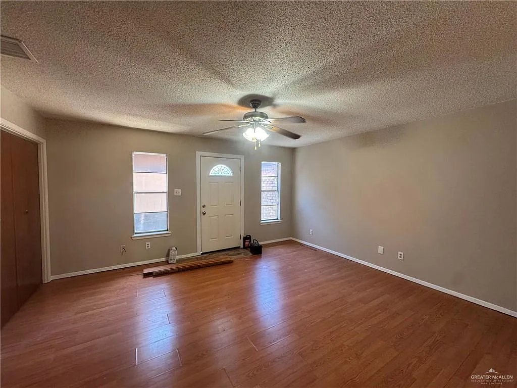 3 bed, 2.0 bath, 1371 sqft, $1,400 — Photo 3