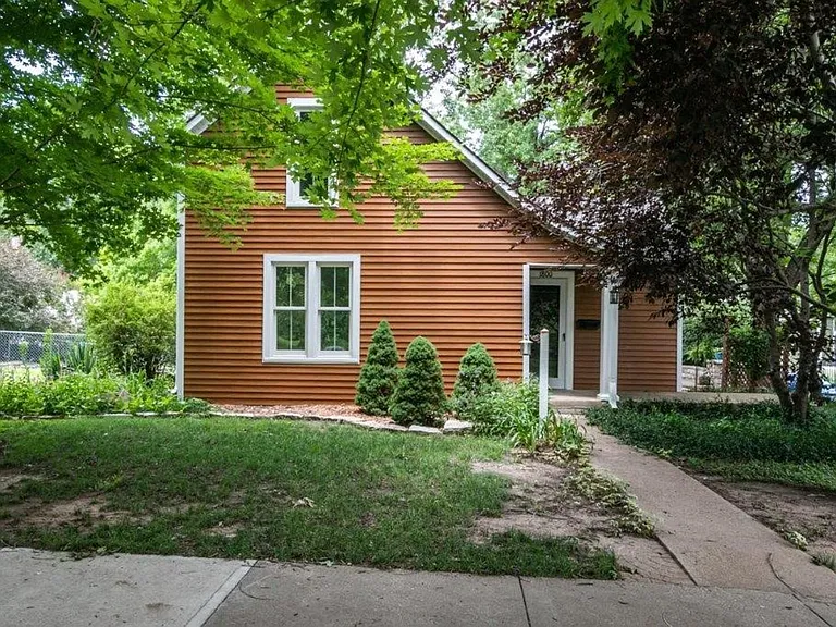 1800 Poyntz Ave — Photo 2