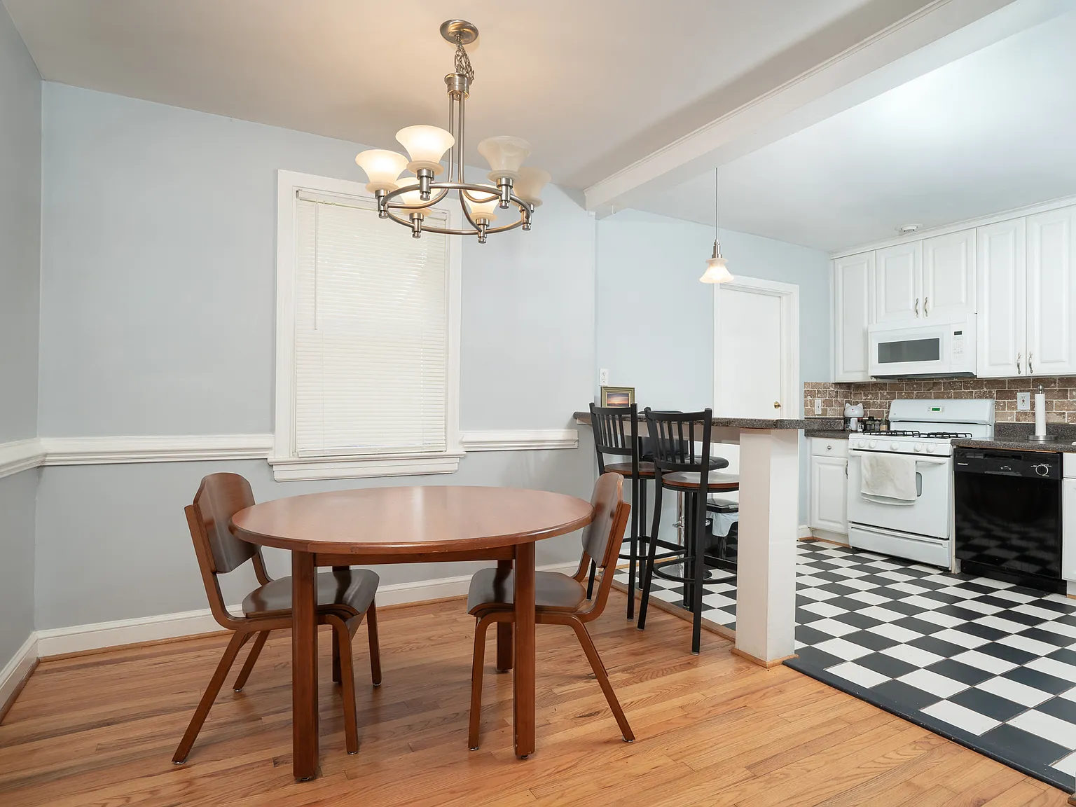 3 bed, 1250 sqft, $2,600 — Photo 4