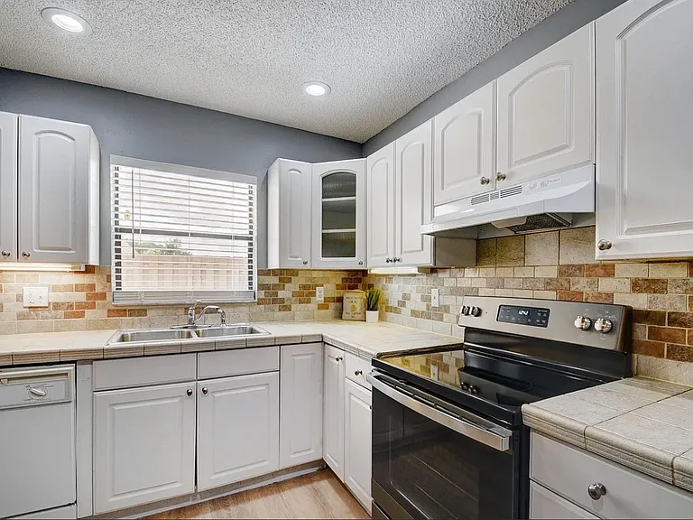 1921 Monks Ct — Photo 13