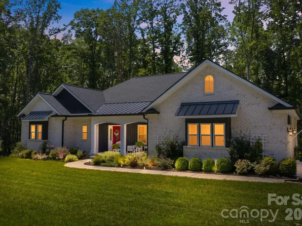 116 Harbor Ridge Dr, Statesville, NC 28677