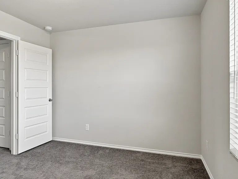 944 Ravenwood Ln — Photo 43
