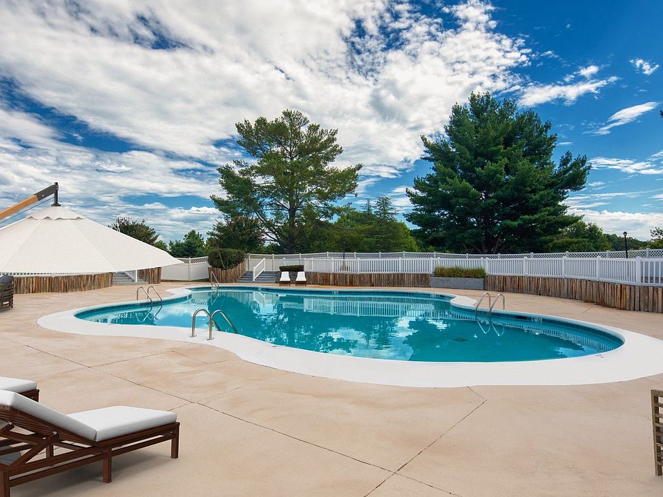 Pool and Sundeck to Relax