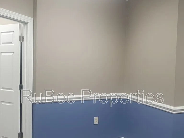 1931 J N Pease Pl #202 — Photo 8