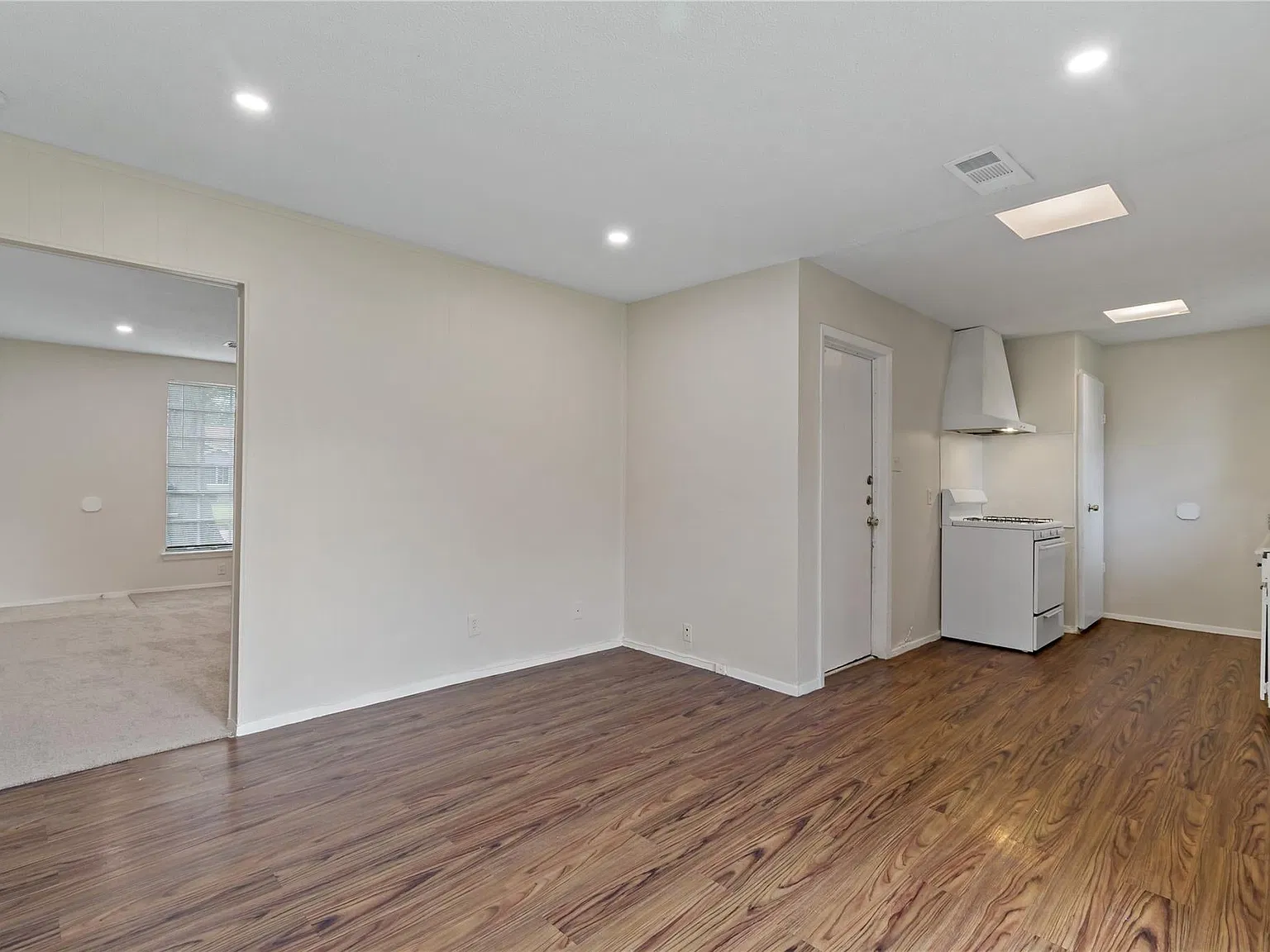 3 bed, 1.5 bath, 1079 sqft, $1,350 — Photo 4