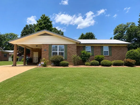 2049 Oakhurst Dr, Grenada, MS 38901