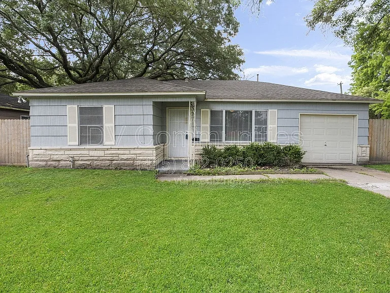 1521 W Blum St — Photo 11