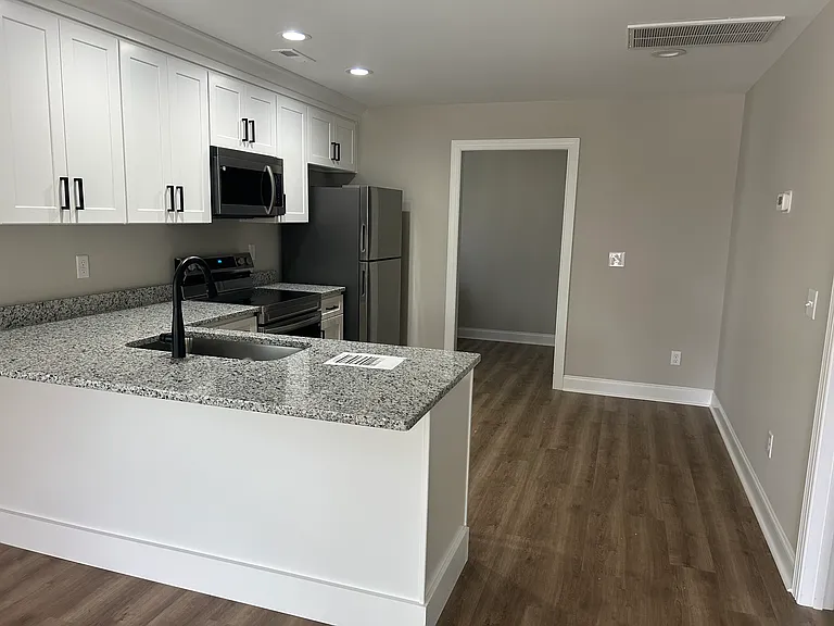 302 Warrenfells St #B — Photo 3