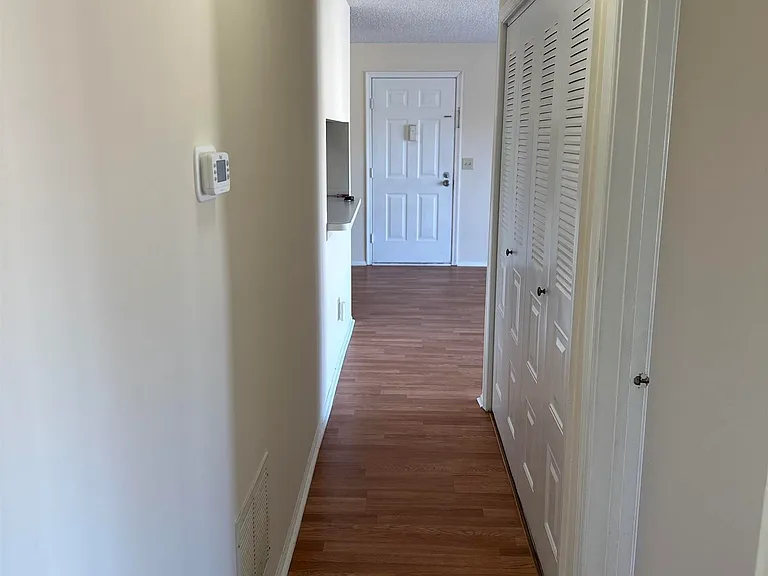 203 Colonial Ct — Photo 9