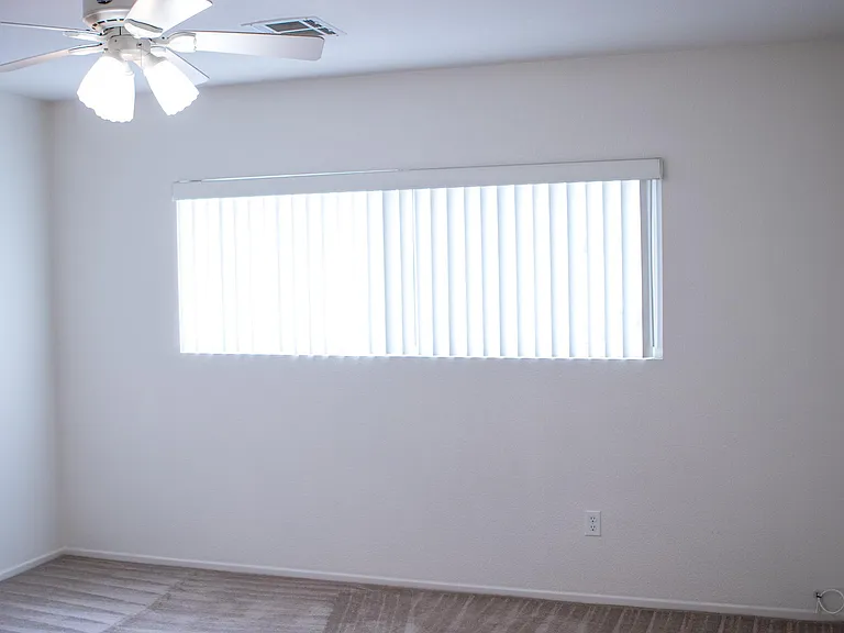 Master bedroom w/ en suite (2nd floor)