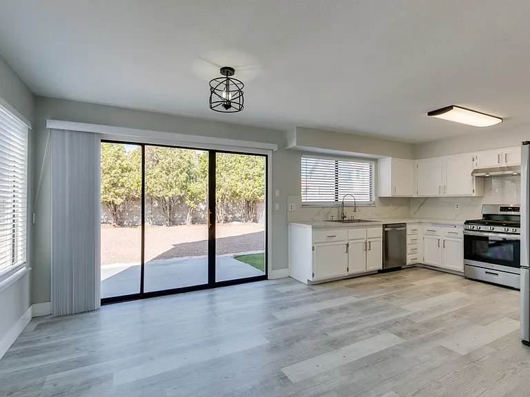 91 Trevor Dr — Photo 15