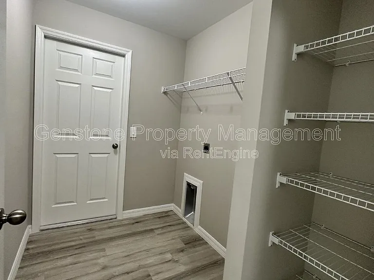 327 Lester Ave S — Photo 14