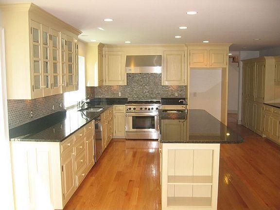 Stunning Kitchen w/ granite & tile backsplash!