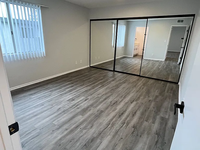 6651 Haskell Ave — Photo 13