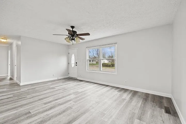 697 Gilmore Dr — Photo 2