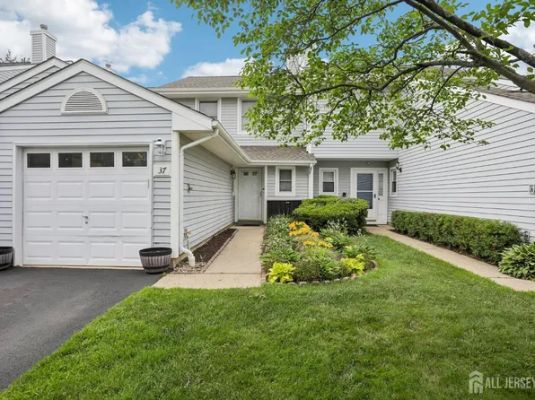 37 Upperbrook Ct, Parlin, NJ 08859