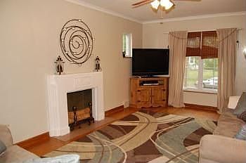 3rd image of 453 E Como Ave