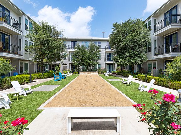 Burnet Flats Courtyard