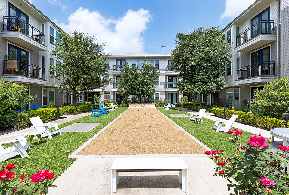 Burnet Flats Courtyard