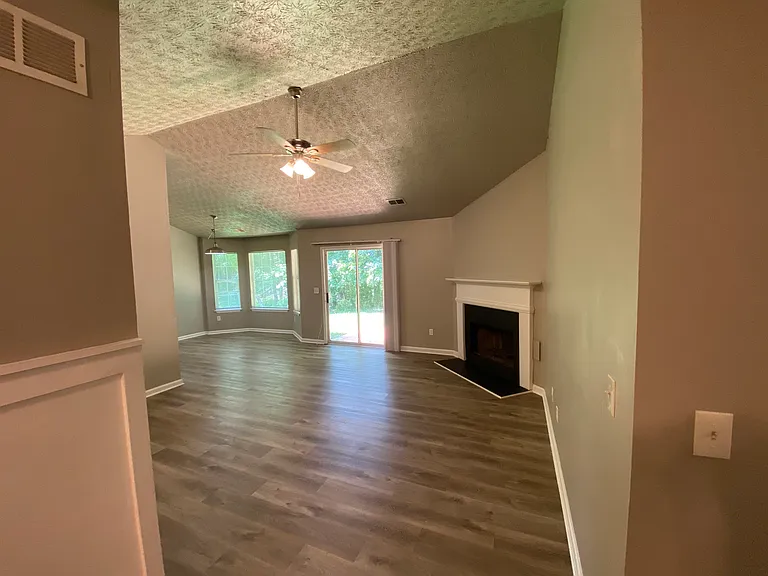 1810 Killarney Dr SW — Photo 7
