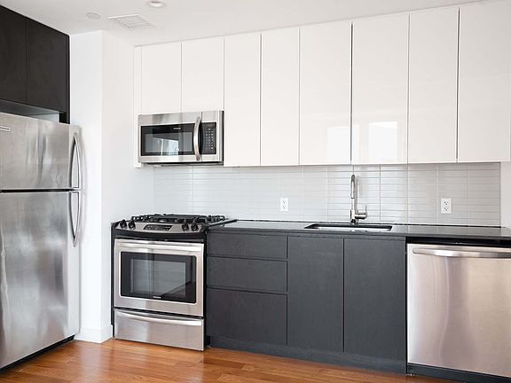 4th image of 3143 Vernon Blvd #705