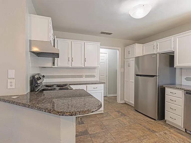 5605 Calais Dr — Photo 8