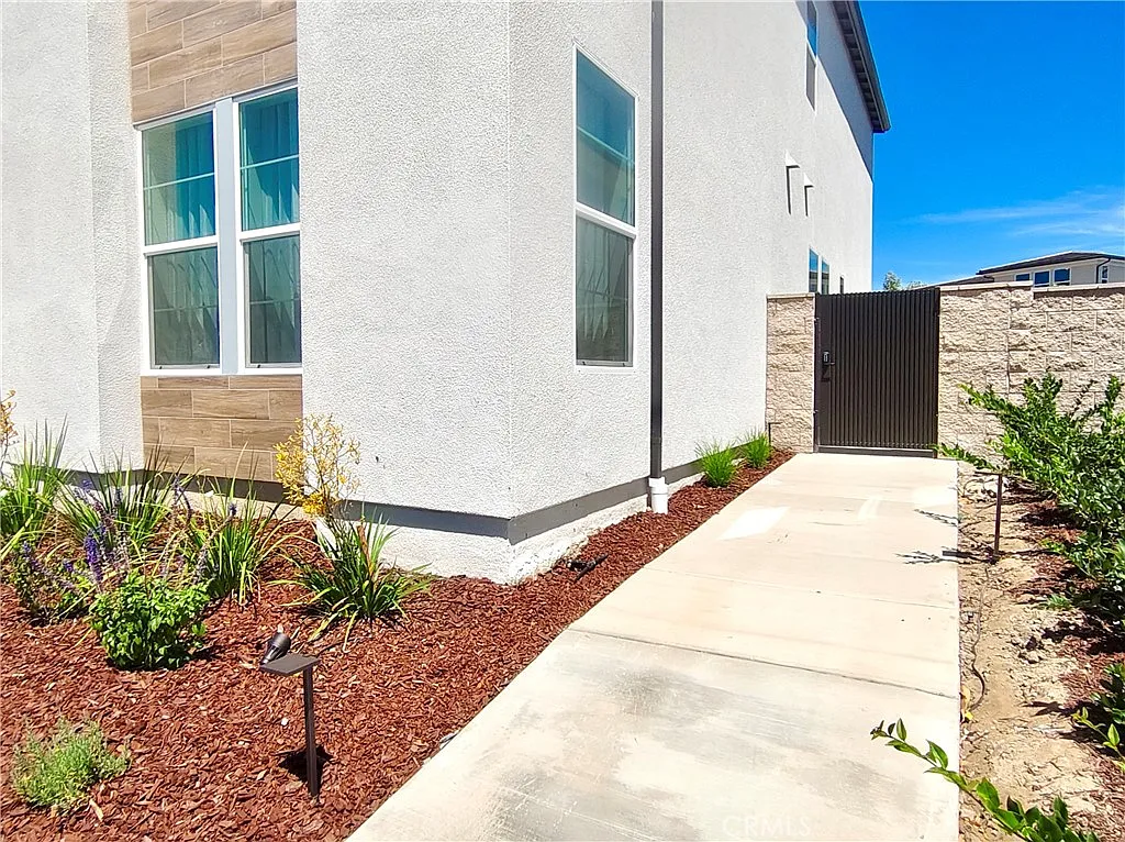5 bed, 5.5 bath, 4045 sqft, $8,500 — Photo 3