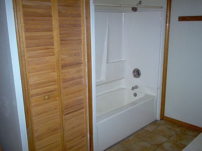 4th image of 302 Clara St
