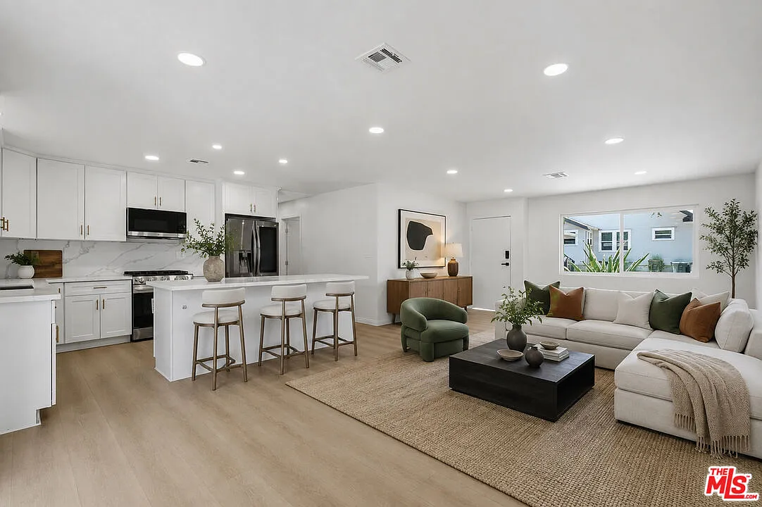 3 bed, 2.0 bath, 1200 sqft, $5,500 — Photo 3