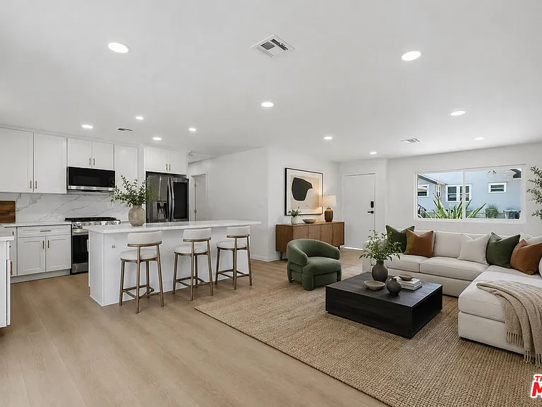 1832 N Summit Ave — Photo 3