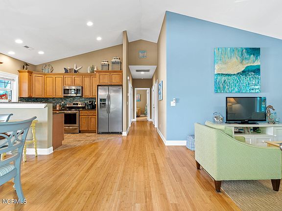 5th image of 122 NE 21st Street