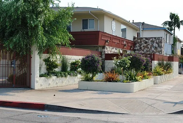 10860 Venice Blvd — Photo 2