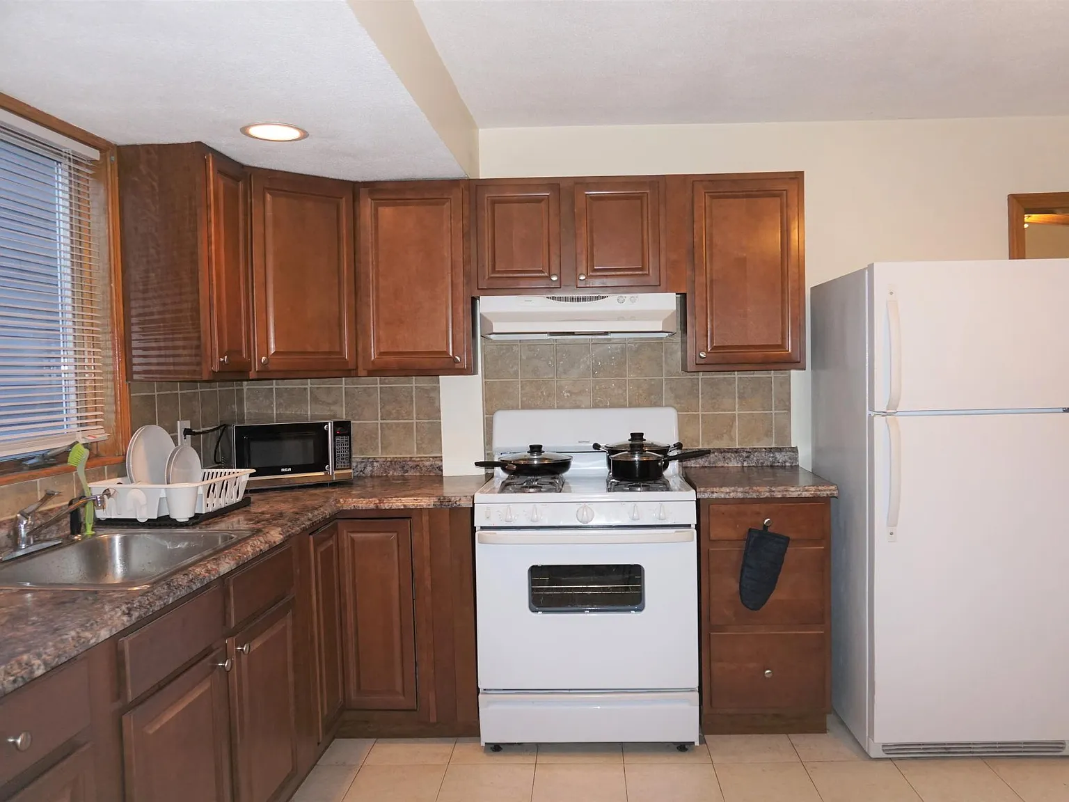2 bed, 800 sqft, $2,700 — Photo 2