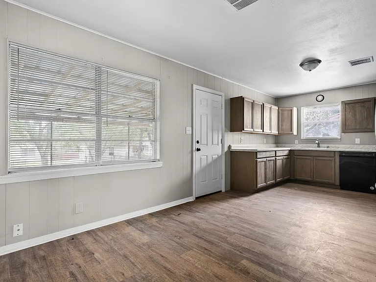 110 North Dr — Photo 3
