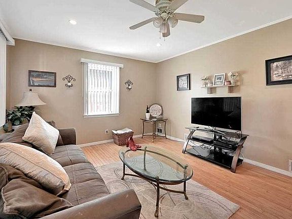 4th image of 2 Sweetbriar Dr