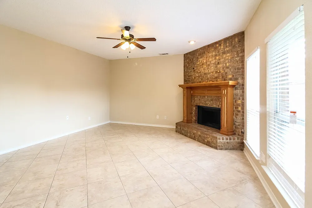 4 bed, 2.5 bath, 2436 sqft, $3,270 — Photo 3