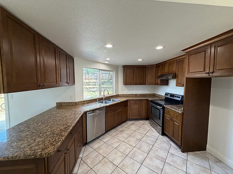1089 Honey Ct — Photo 5