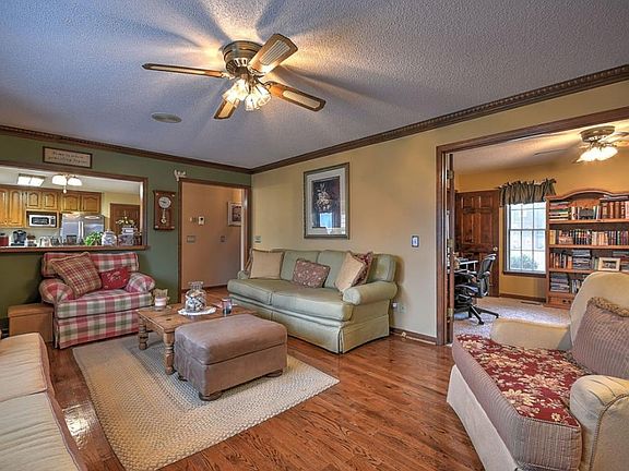 5th image of 223 Colony Dr