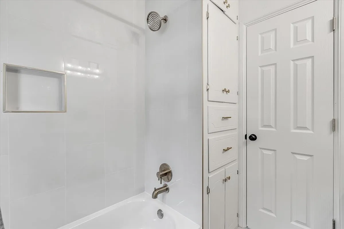4 bed, 2050 sqft, $2,700 — Photo 1