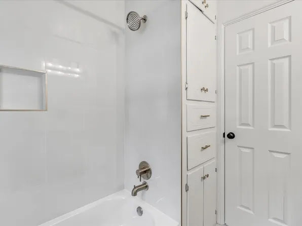 7400 Lakewood Dr, Mustang, OK 73064