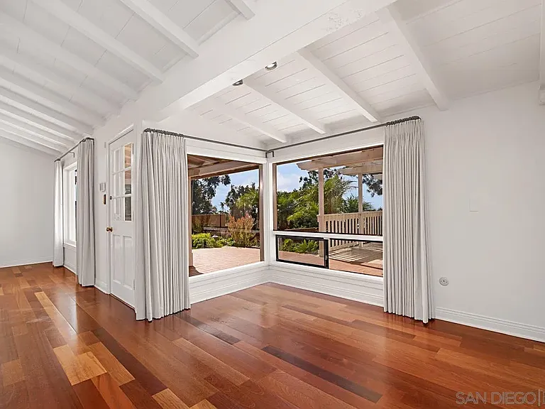 573 Amphitheatre Dr — Photo 9