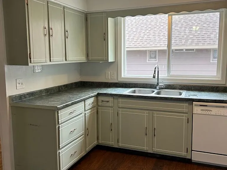 934 Custer Ave — Photo 8