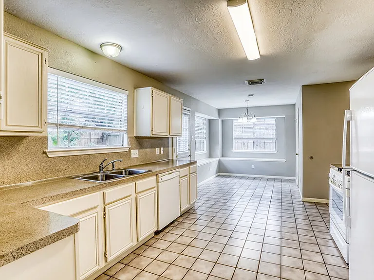 8206 Holmwood Dr — Photo 8