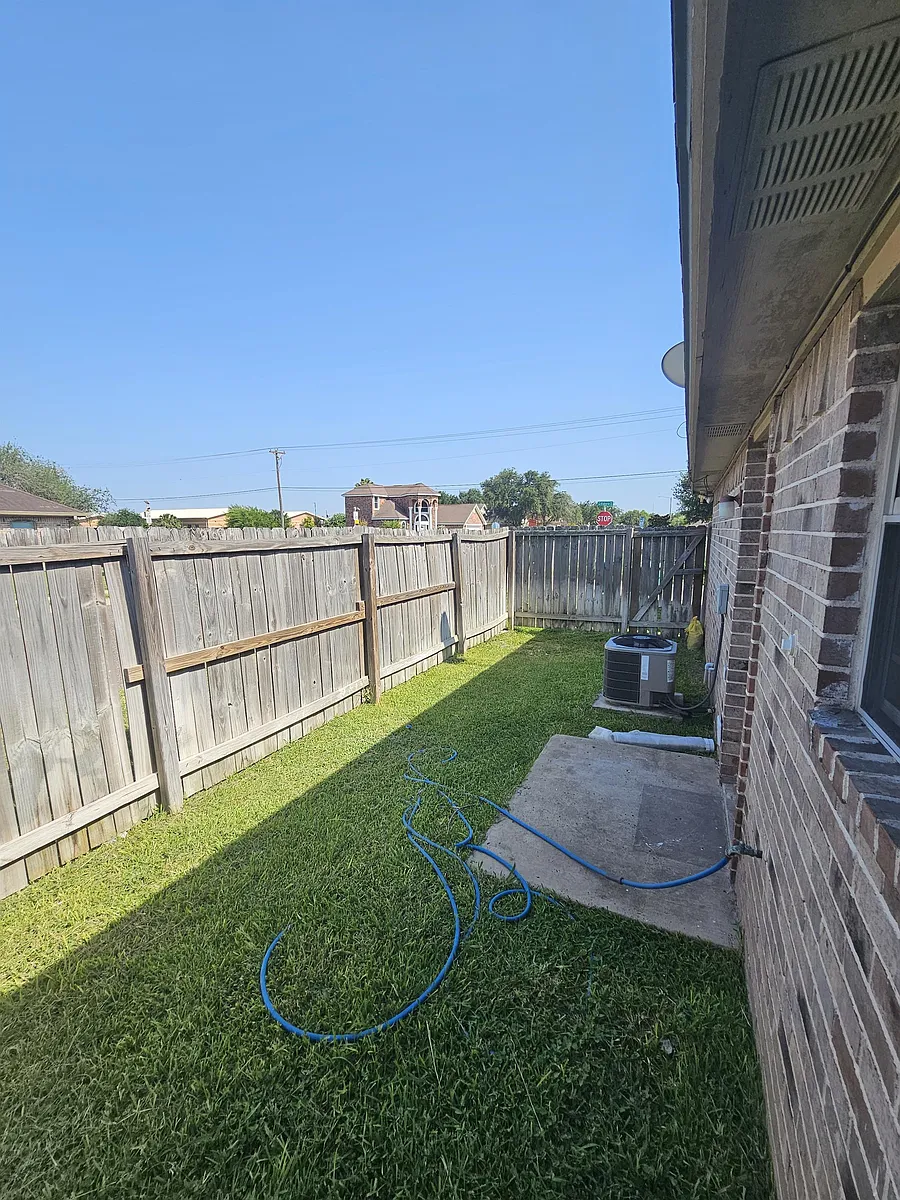 Building Photo - 705 W Emerald Dr #B