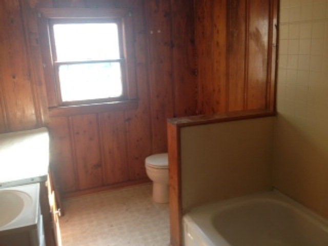2nd image of 921 W Lacy St