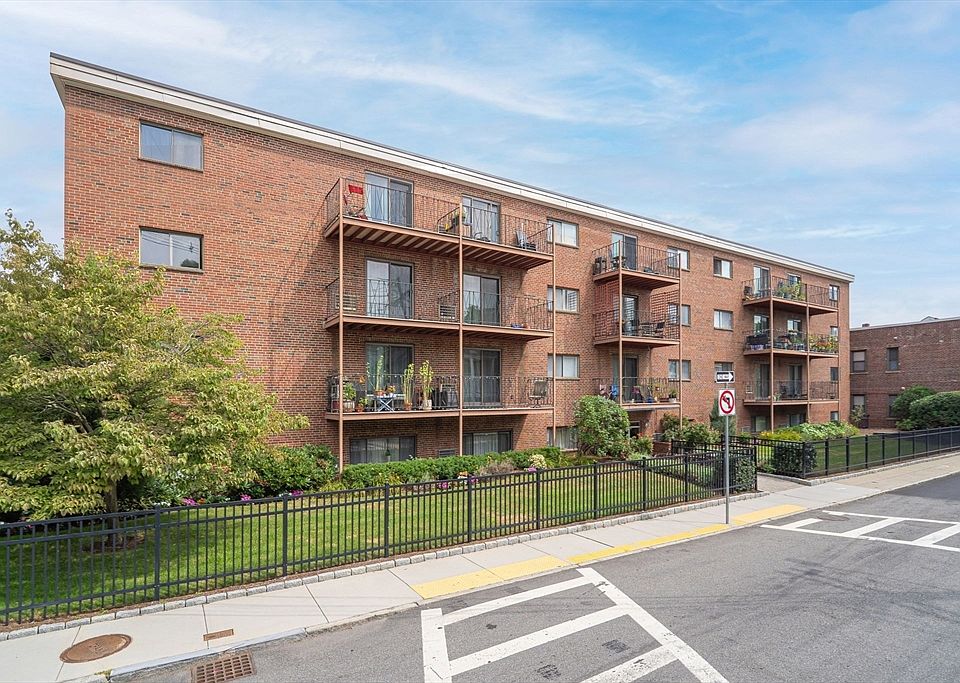 1st image of 26 Waverly St APT 405