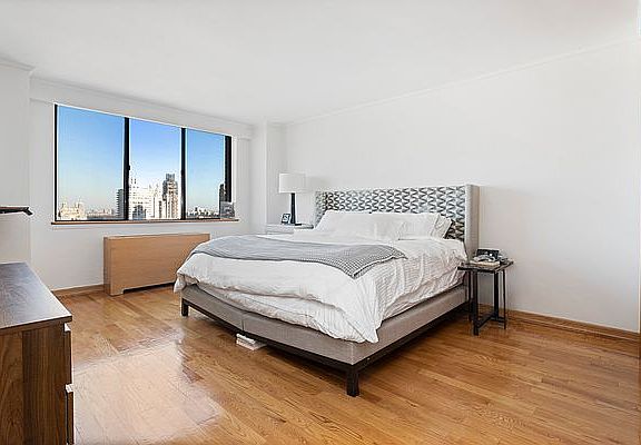 5th image of 45 W 67th St APT 28E