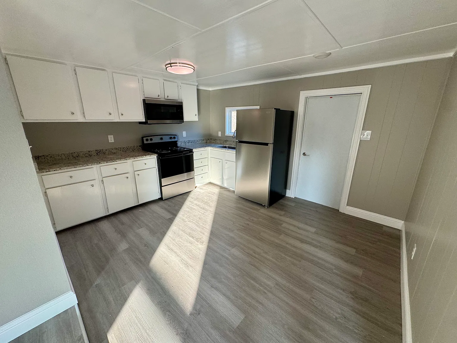 Studio, 800 sqft, $950 — Photo 3