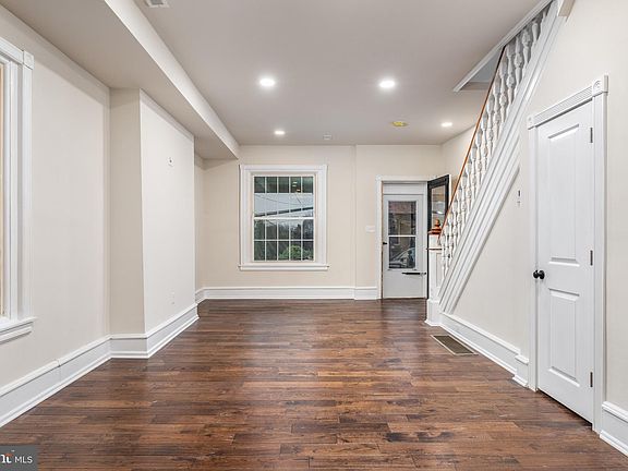 5th image of 220 W 10th Ave